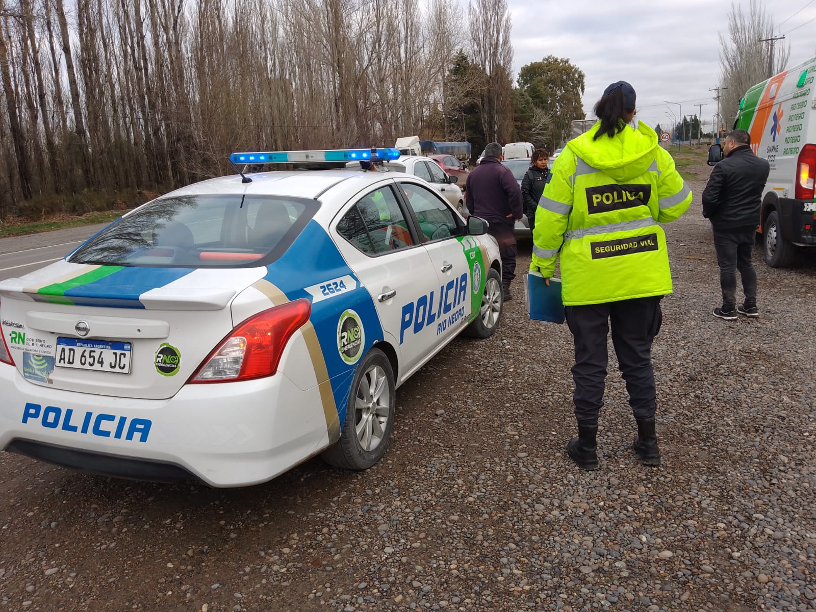 Una mujer chocó en un semáforo sobre Ruta 22 e intentó huir, en Roca. Foto Gentileza.