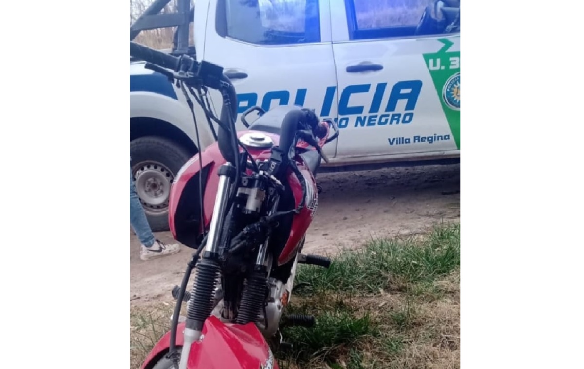 El detenido se desplazaba en una moto con pedido de secuestro por haber sido robada en Cipolletti. (Foto gentileza)