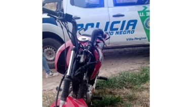El detenido se desplazaba en una moto con pedido de secuestro por haber sido robada en Cipolletti. (Foto gentileza)