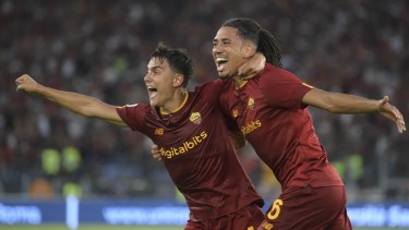 Dybala festeja con Smalling, el autor del gol. Roma ganó sus dos partidos y es líder junto a Inter y Napoli. 