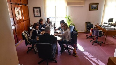 El ministro Vaisberg, en su despacho, escucha a la dirigencia de Unter. Foto Gentileza