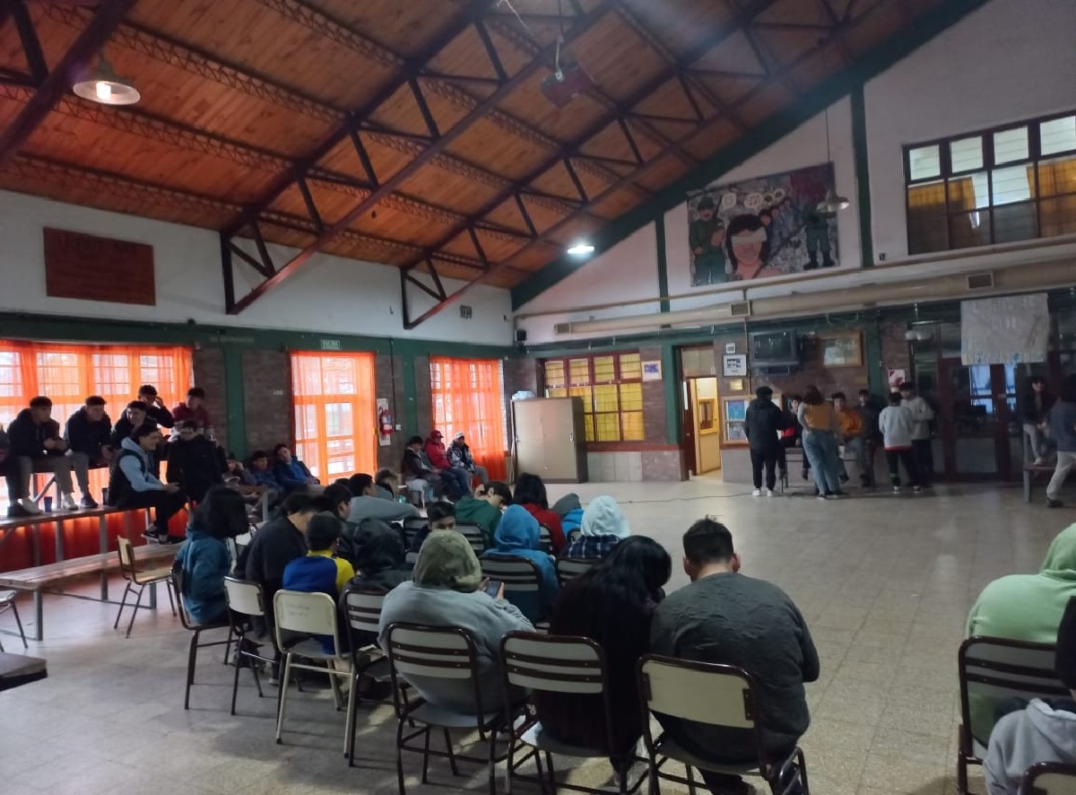 Los estudiantes de la EPET realizaron una sentada ayer para visibilizar los reclamos. Foto: Fm Cordillerana de Junín de los Andes