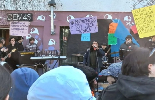 Estudiantes de la ESRN 45 de Bariloche protestaron con un recital este viernes por la mañana para reclamar contra la posible mudanza de un taller de bandas y pedir instrumentos para estudiar. (foto gentileza)