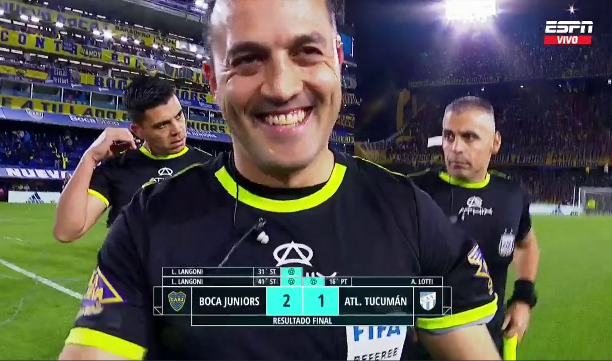 Fernando Espinoza y su sonrisa tras el partido, en las cámaras de la transmisión oficial. 