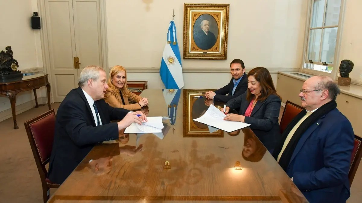 La gobernadora firmó en Buenos Aires el convenio respectivo. Foto: gentileza.