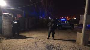 Secuestran un kilo de marihuana y detienen a una pareja en barrio Fiske Menuco, de Roca