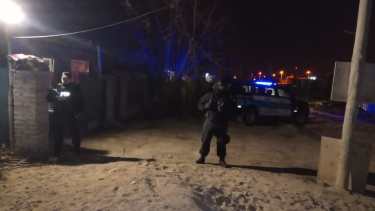Secuestran un kilo de marihuana y detienen a una pareja en barrio Fiske Menuco, de Roca