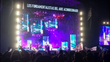 Tal como viene ocurriendo en cada actuación de Los Fundamentalistas del Aire Acondicionado, su banda acompañante, Carlos "El Indio" Solari dijo presente anoche de manera virtual en el show ofrecido en Villa Mercedes, San Luis, a través de dos canciones grabadas especialmente para la ocasión. Foto Télam. 