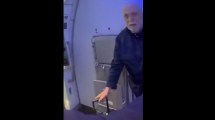 Imagen de Ginés González García agredió a una mujer que lo increpó al bajar de un vuelo