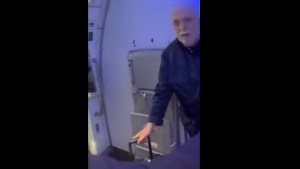 Ginés González García agredió a una mujer que lo increpó al bajar de un vuelo