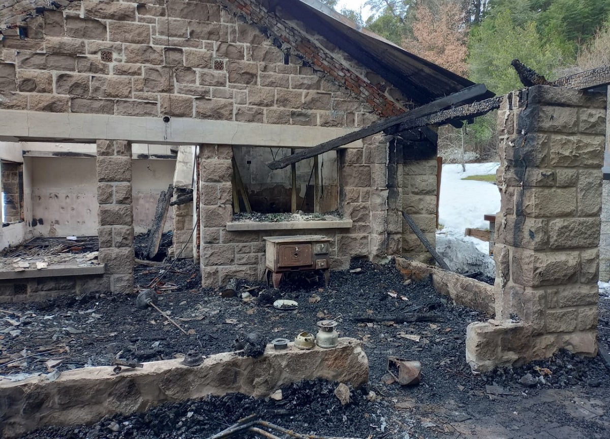 La vivienda de la propiedad de Luis Dates, en Villa Mascardi, fue incendiada en agosto de 2022. Gentileza