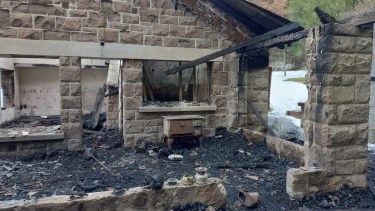 La vivienda de la propiedad de Luis Dates, en Villa Mascardi, fue incendiada en agosto de 2022. Gentileza
