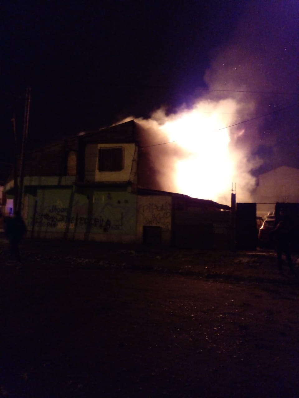 Un llamado al 911 advirtió sobre el incendio en Rivadavia y Sobral. Foto: gentileza