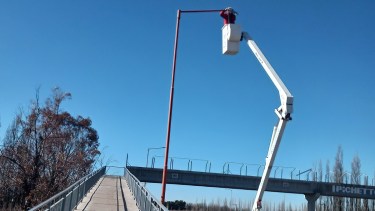 Un total de 200 luminarias LED se instalan en la Ruta 22 entre Chichinales y Regina. (Foto Néstor Salas)