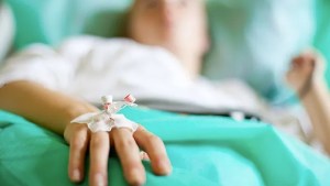 Increíble: se «operó» la nariz con un tutorial de YouTube y terminó internado