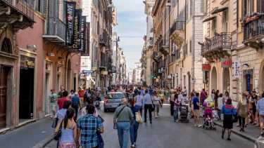 El encanto de caminar por la historia en las calles de Roma.