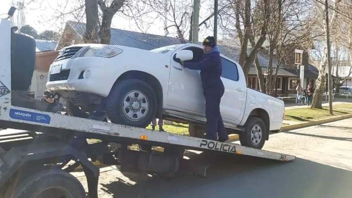El vehículo fue entregado en la Comisaría 25 de Junín de Los Andes. Foto José Cusit infolosandes.com.ar