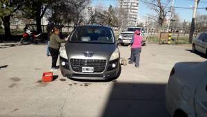 Trabajadores instalaron un lavadero de vehículos en La Reginense