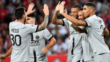 Messi festeja con Hakimi, Mbappé y Neymar en la goleada sobre Lille. Si hay diferencias, están afuera de la cancha. 
