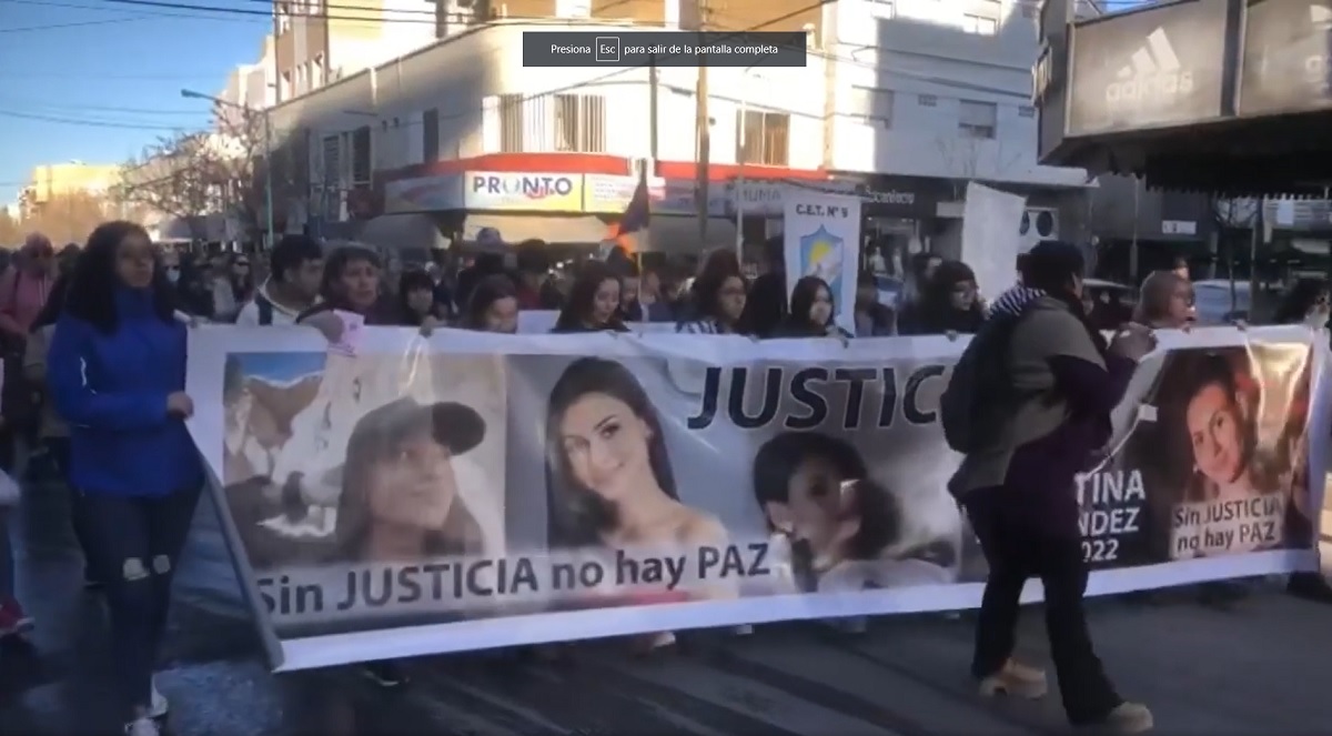 Marcharon por Cipolletti pidiendo  justicia por el femicidio de Agustina en el día de su cumpleaños. Foto: Gentileza