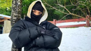 María Becerra descansa en Villa la Angostura con su novio J Rei