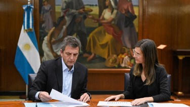 Sergio Massa y Fernanda Raverta, de Anses, en la previa del anuncio. 