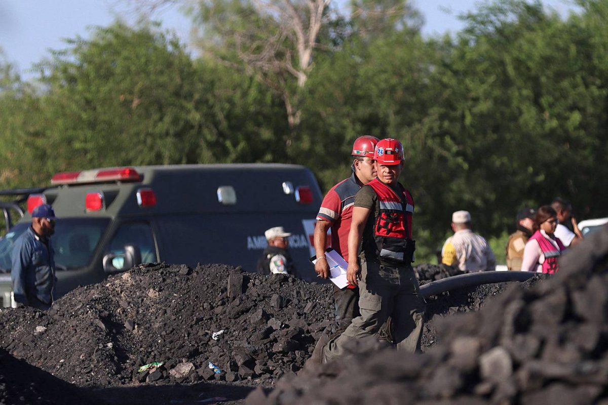 Diez mineros quedaron bajo tierra y cinco lograron salir. Foto: Marcos González (AFP).