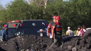 Diez mineros quedaron bajo tierra y cinco lograron salir. Foto: Marcos González (AFP).