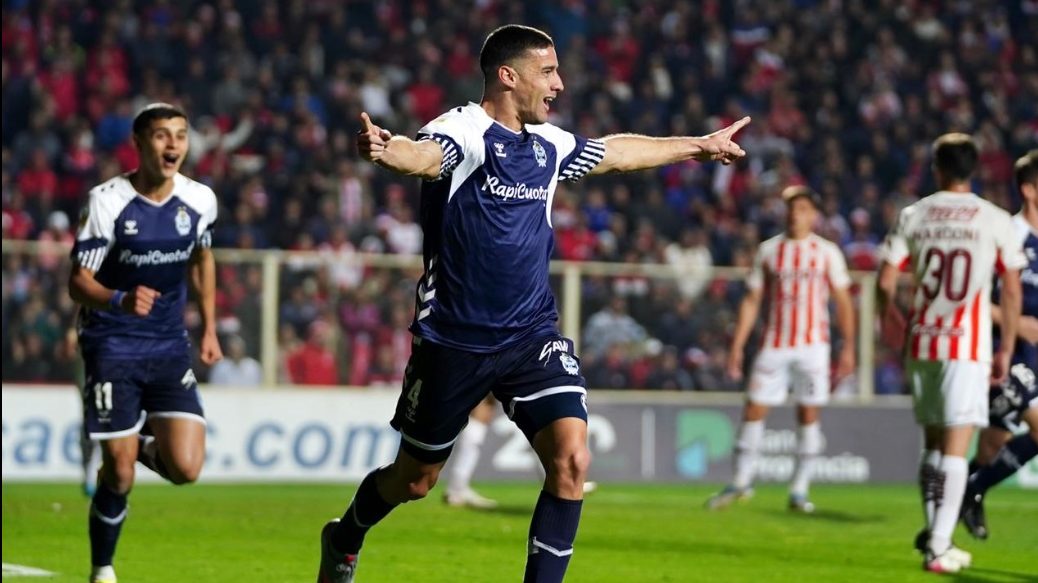 Leonardo Morales marcó su segundo gol consecutivo para Gimnasia siendo marcador central. 