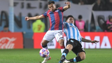 Nahuel Barrios, jugador de San Lorenzo, contra Facundo Mura, el roquense que juega en Racing. Hoy, el CIclón será local de Central y la Academia viaja a Córdoba. 