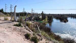 El paseo costero del río Neuquén está frenado en el cruce de un barrio privado