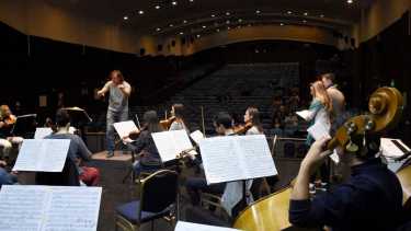 La Sinfónica de Neuquén, bajo la dirección del Maestro Andrés Tolcachir, ensaya la música de "las bodas de Fígaro". (Foto Matías Subat).
