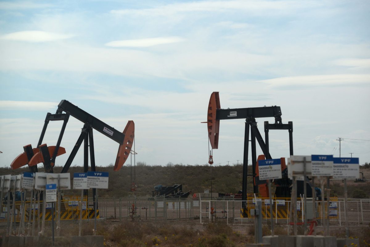 Los derivados de la actividad hidrocarburífera son la principal fuente de recursos de la provincia.. (Foto: archivo Matías Subat)