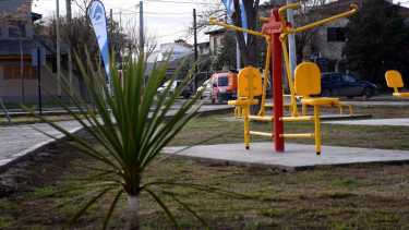 Juegos nuevos, veredas, iluminación y parquización para la plaza de Canal V (foto Matías Subat)