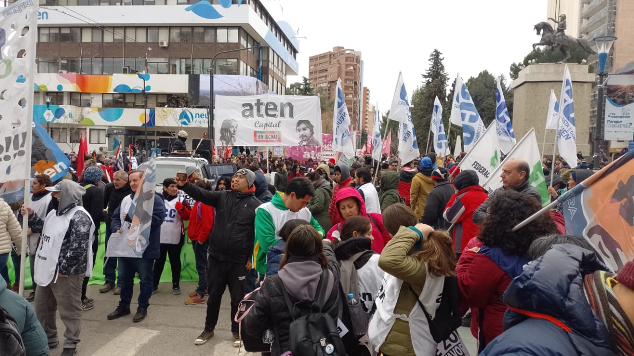A la movilización de ATEN, se le suma una protesta de las organizaciones sociales en Casa de Gobierno y un reclamo de de trabajadores del EPAS.  Foto: Yamil Regules.