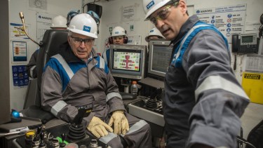 El CEO de YPF Pablo Iuliano con el embajador de Estados Unidos, Marc Stanley, en Loma Campana. Foto: Gentileza.