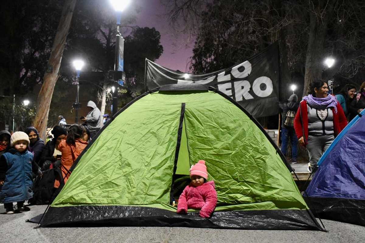Organizaciones sociales acampan frente al Ministerio de Desarrollo Social en Neuquén. 