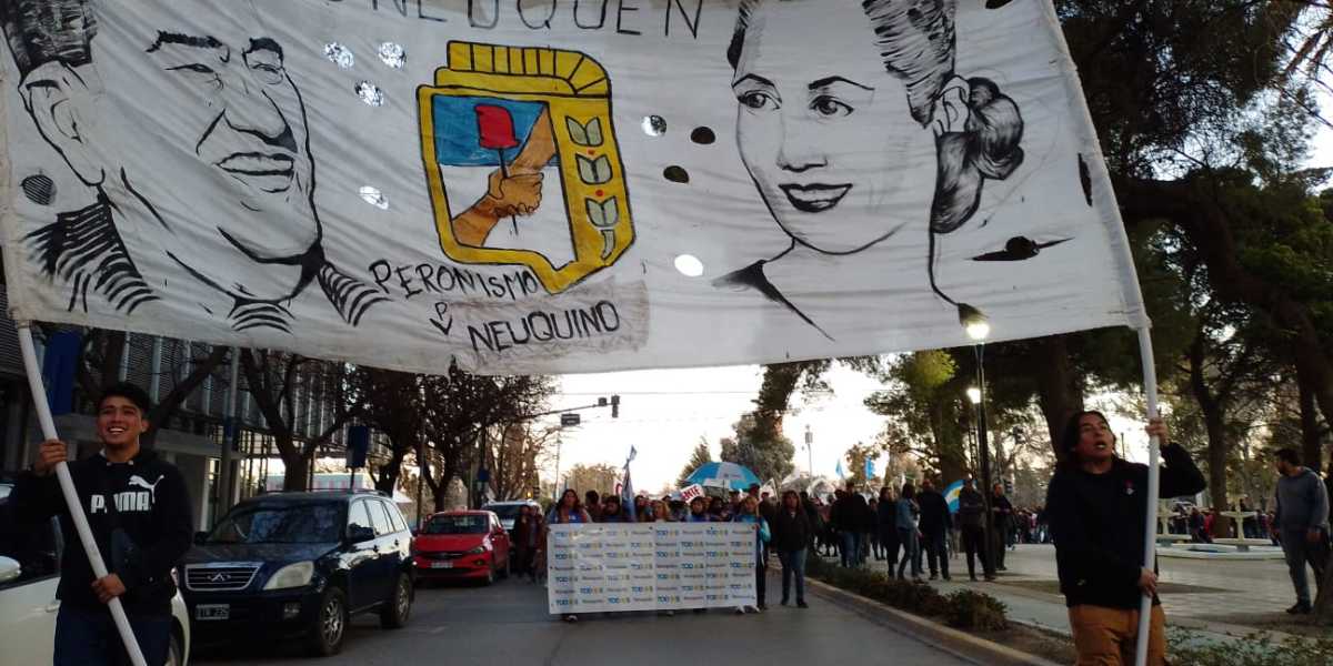 La marcha en apoyo a Cristina Fernández recorrió la avenida Argentina (Yamil Regules)
