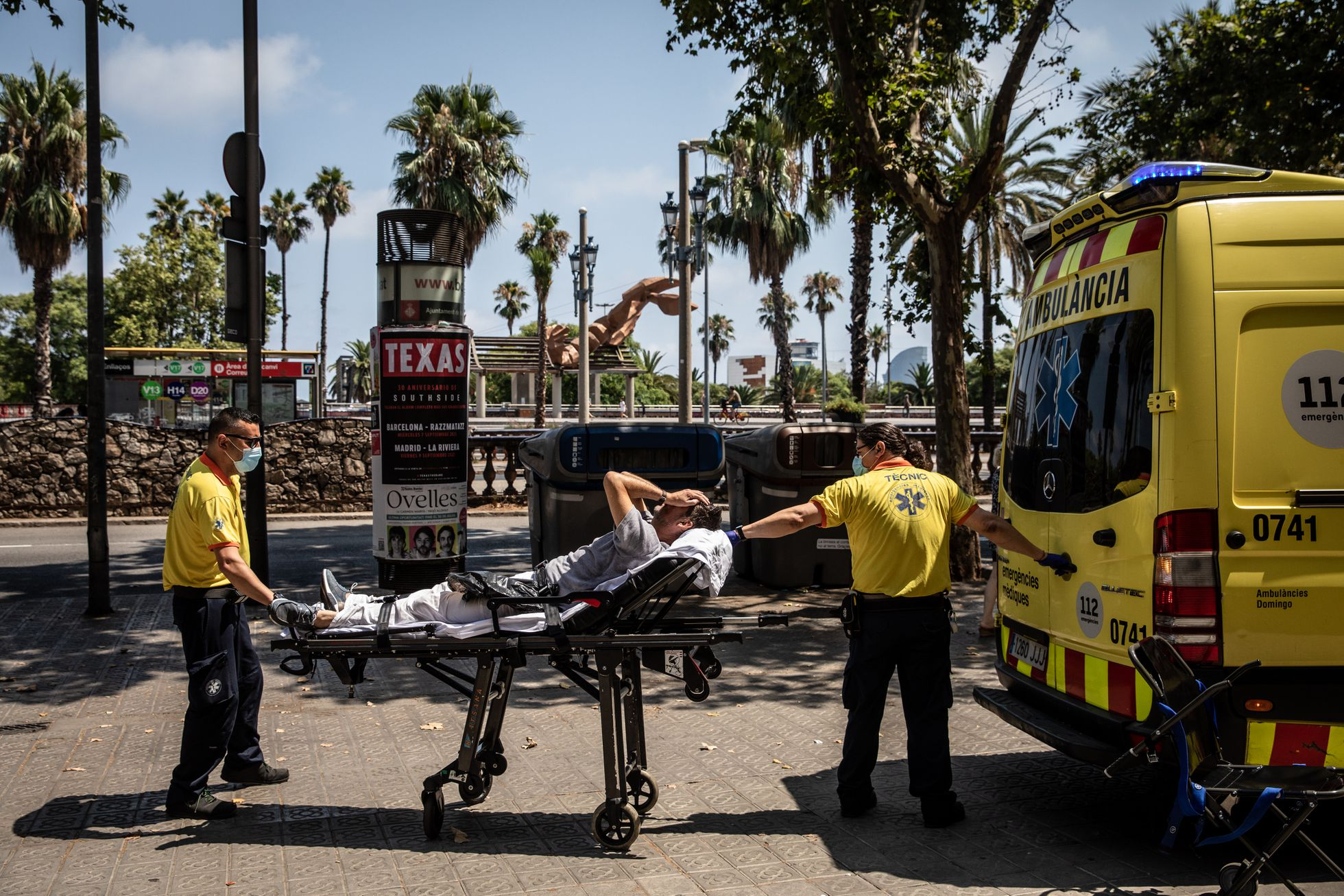 Durante la ola de calor, en Barcelona, una persona era asistida por personal de salud, en plena calle. Fuente: El País. 