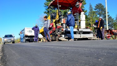 Sobre la calle rural N° 8 se están ejecutando las obras de repavimentación. (Foto Néstor Salas)