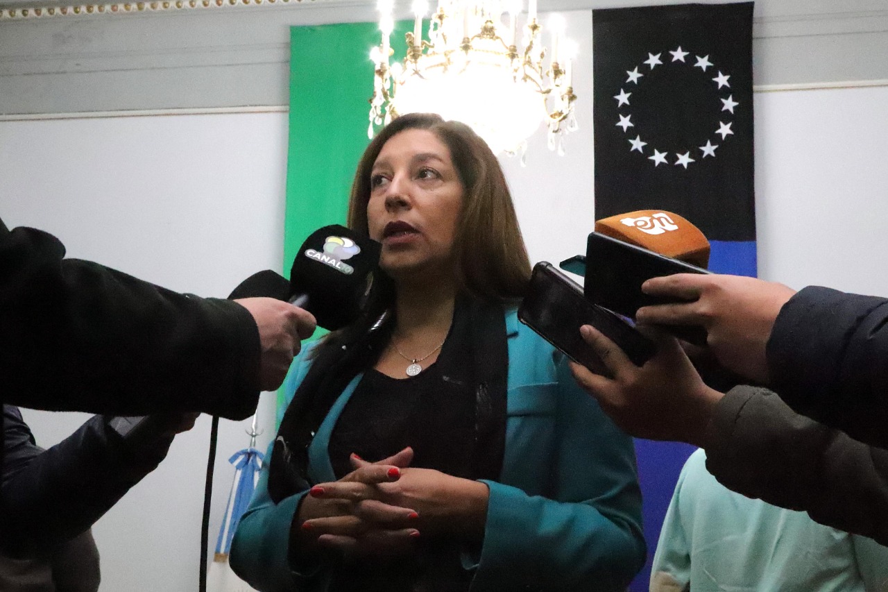 La gobernadora Carreras habló con la prensa en el Salón Gris. Foto: Marcelo Ochoa.