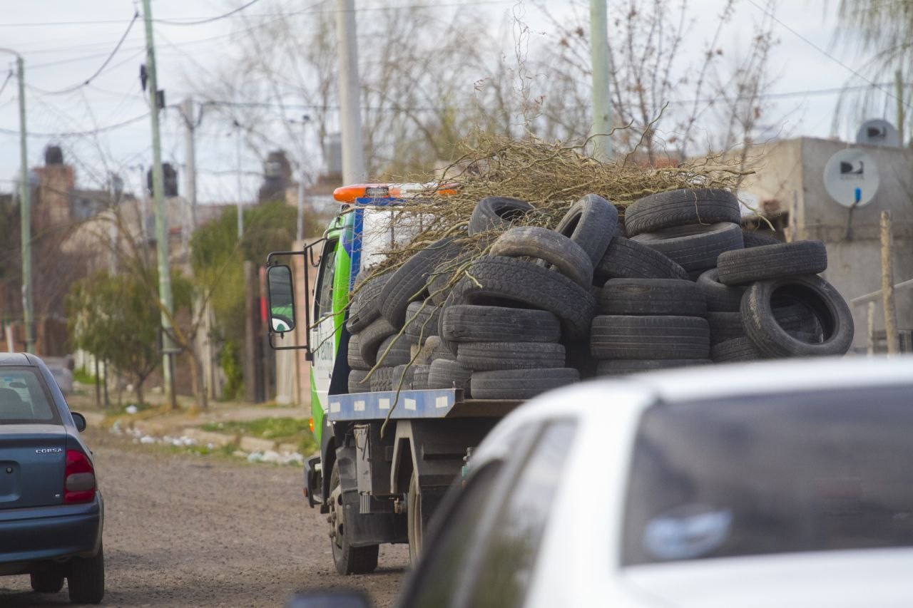 Retiran una centena de neumáticos en diferentes sectores de la ciudad. 