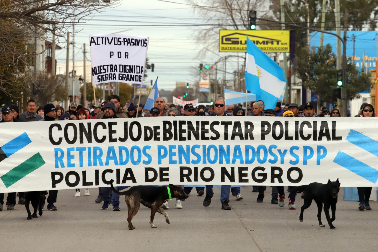 La marcha policial que este lunes se cumplió en Viedma. Foto. Marcelo Ochoa