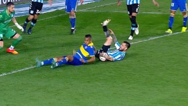 El penal no cobrado, la polémica en el clásico jugado en Avellaneda, Foto: Captura video