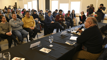 El relator especial de Naciones Unidas para los Derechos de los Pueblos Originarios, José Cali Tzai, disertó este jueves en la sede de la Universidad Nacional de Río Negro en Bariloche. (foto Alfredo Leiva)