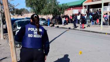 La reunión será durante la tarde del jueves, en el edificio de la Escuela 357 de Roca, que recibió 13 disparos el martes de la semana pasada. Foto Alejandro Carnevale.
