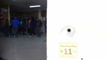 Los disparos impactaron en la puerta, paredes y escalinatas del acceso principal a la Escuela N° 357 de Roca. Foto Alejandro Carnevale.