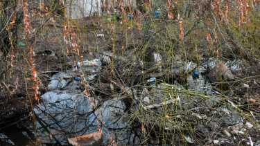 Vecinos denunciaron contaminación en un colector que cruza sobre el barrio La Ribera, en Roca. Foto Juan Thomes.