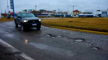 A raíz del pozo que está en ese lugar, los rodados rompen sus llantas y las cubiertas se dañan.foto Alejandro Carnevale