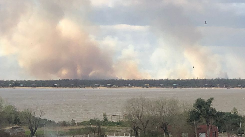Las quemas en las islas del delta del Paraná llenaron de humo a Rosario. Foto: @mpanichelli